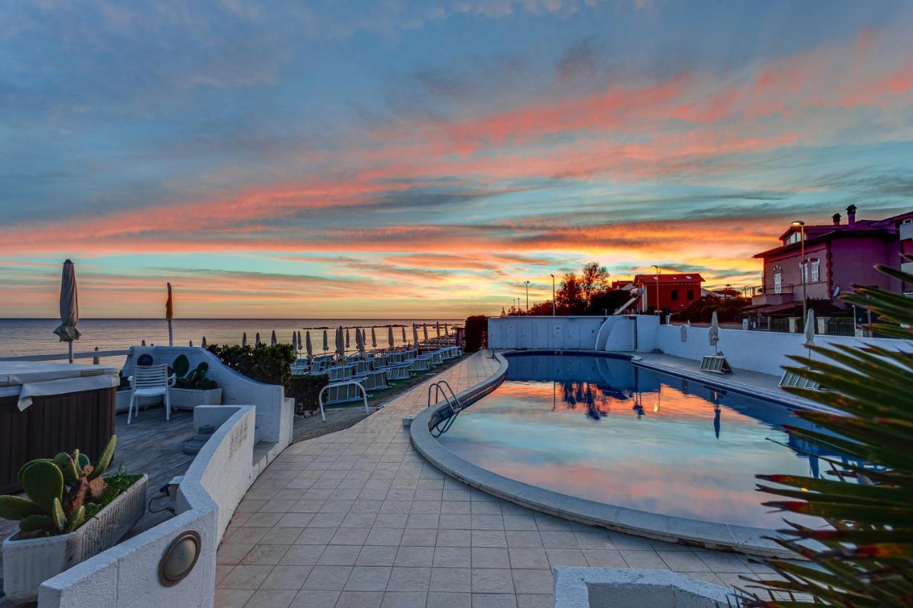 Hotel Cavalluccio Marino Santa Marinella Exteriör bild